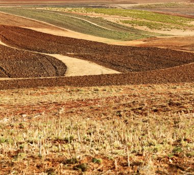 dağ ve coultivation field yakınındaki sokak köy
