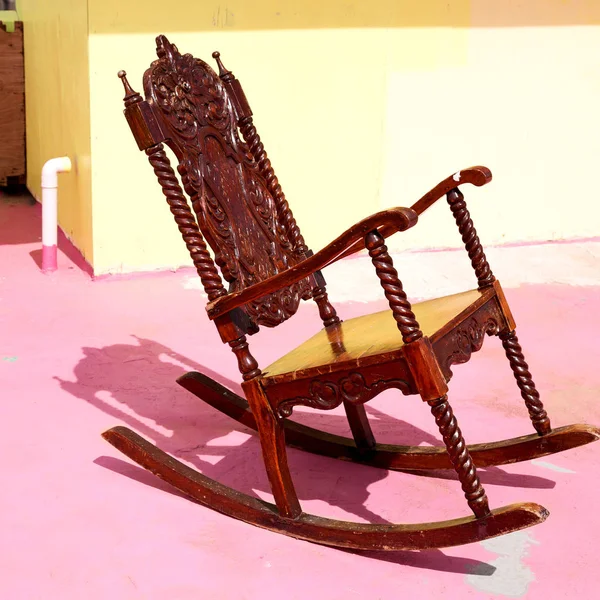 Vieille terrasse sale whith rocking chair vide — Photo