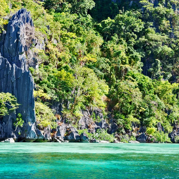 Från en båt i vackra panorama kustlinje havet och rock — Stockfoto