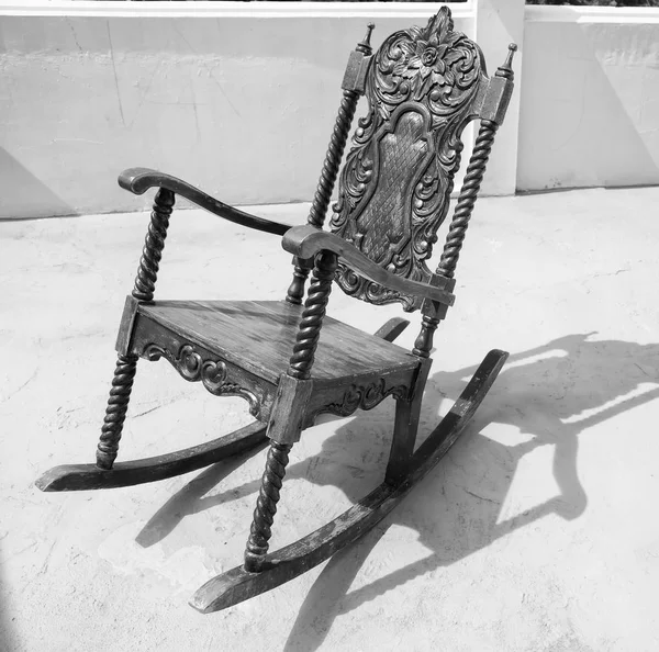 जुन्या गलिच्छ टेरेस रॉकिंग खुर्ची रिक्त — स्टॉक फोटो, इमेज