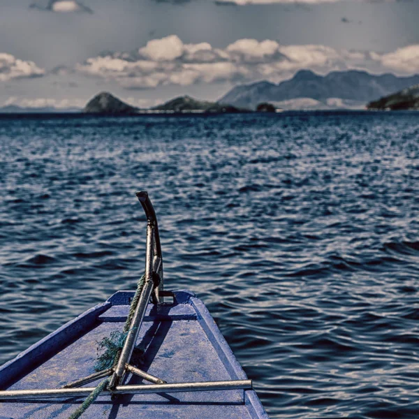 Vista de la colina de la isla desde la proa de un barco —  Fotos de Stock