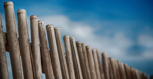 Bir bulutlu gökyüzü çok bambu stick doğal çit için — Stok fotoğraf