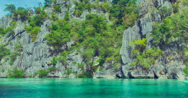 Från en båt i vackra panorama kustlinje havet och rock — Stockfoto