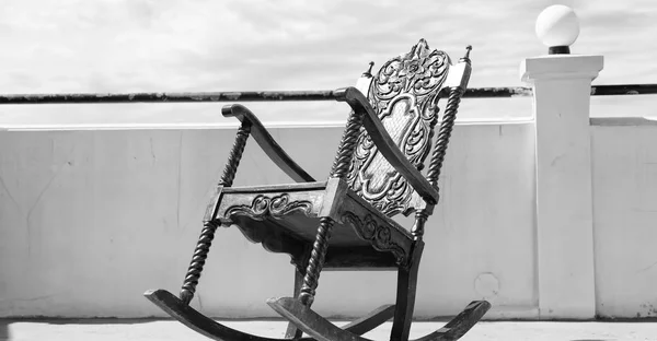 Стара брудна тераса з порожнім кріслом — стокове фото
