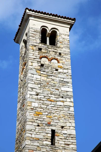 A varano e campanile chiesa giornata di sole — Foto Stock