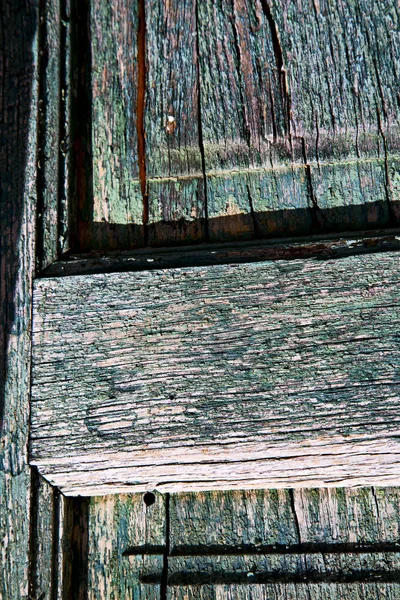 Italia pezzo verde di legno marrone bussola e porta in legno cairato — Foto Stock