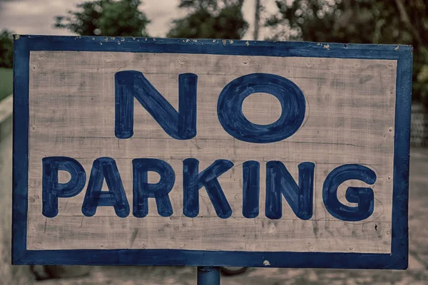 Vieja etiqueta sucia de la señal de estacionamiento — Foto de Stock