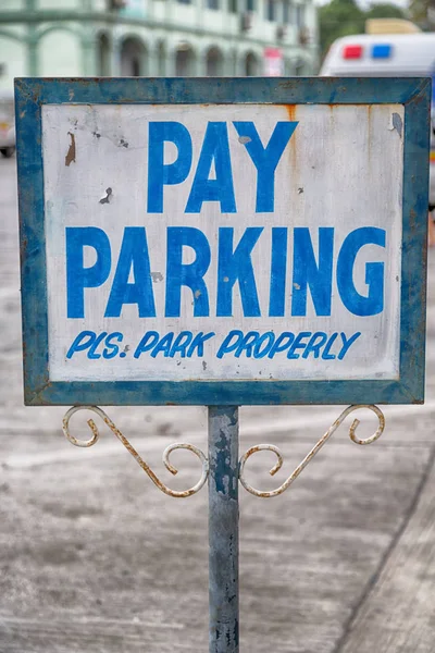 Стара брудна етикетка паркувального сигналу — стокове фото