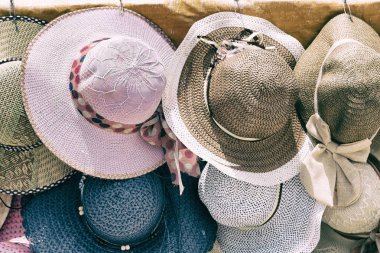 bir eski pazar bir sürü colorated şapka içinde 