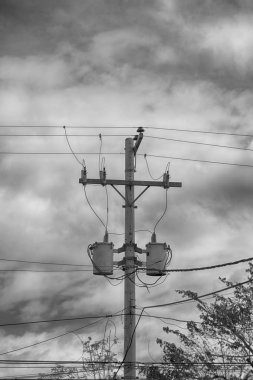 trafo ve tel bulutlu gökyüzü ile bir elektrik direği