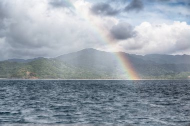 rainbow ocean ve arka planda Adası