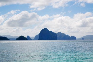 Filipinler'de bir tekne Pasifik Okyanusu bulutlar ve ışıklar görünümünden ada