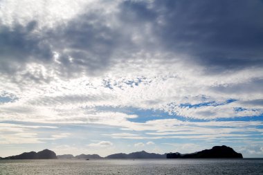 Filipinler'de bir tekne Pasifik Okyanusu bulutlar ve ışıklar görünümünden ada