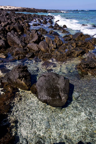 Lichte strand water lanzarote eiland rots Spanje s — Stockfoto