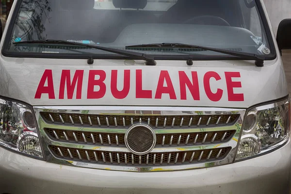 Bonnet av en ambulans begreppet sjukvård — Stockfoto