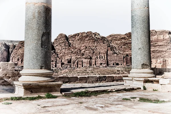 La vista de los monumentos desde las ruinas de la iglesia —  Fotos de Stock