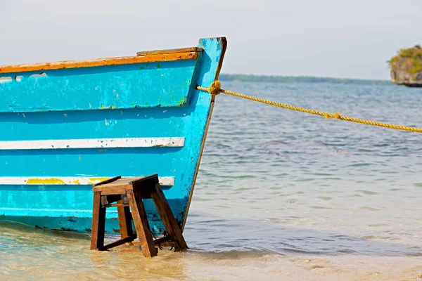 Vieille proue sale d'un bateau dans le port comme abstrait — Photo