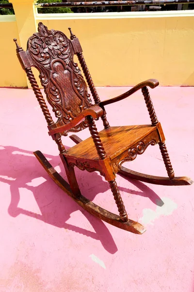 Vieille terrasse sale whith rocking chair vide — Photo