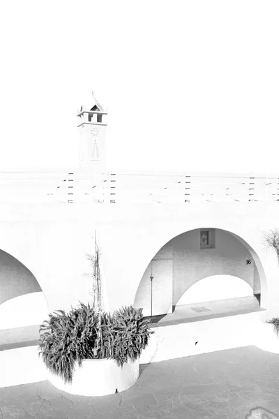 Eski ev ve beyaz renk — Stok fotoğraf