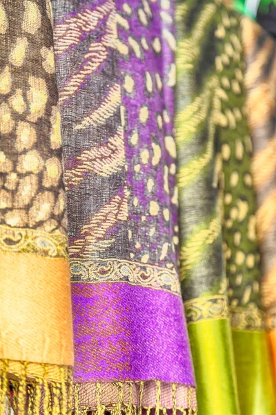 Accesorio colorido bufanda y pañuelo para la cabeza —  Fotos de Stock