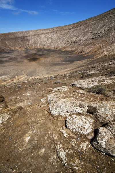 Kamień w los volcanes lanzarote rock hill niebo i lato — Zdjęcie stockowe
