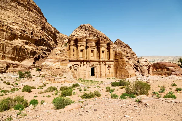 El sitio antiguo de petra en Jordania el monasterio — Foto de Stock