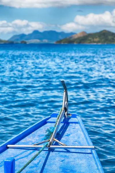 View of the island hill from the prow of a boat — Stock Photo, Image
