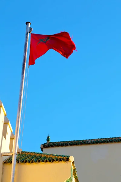 挥舞着国旗在蓝蓝的天空突尼斯颜色和波城垛 — 图库照片