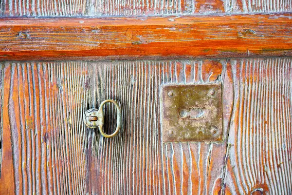 Varese astratto ottone arrugginito porta in legno chiusa venegono italia — Foto Stock