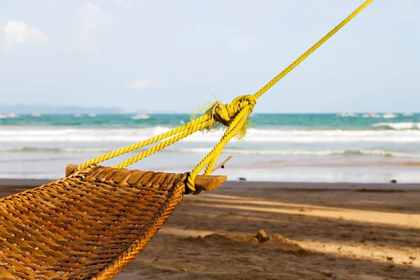 Vista de uma rede perto da praia do oceano — Fotografia de Stock