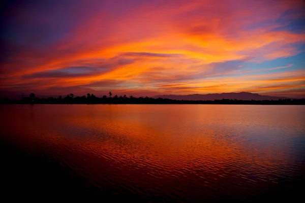 Вид из воды на восход солнца, полный красок — стоковое фото