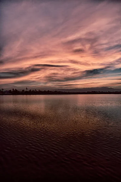 Vista da água do nascer do sol cheia de cores — Fotografia de Stock