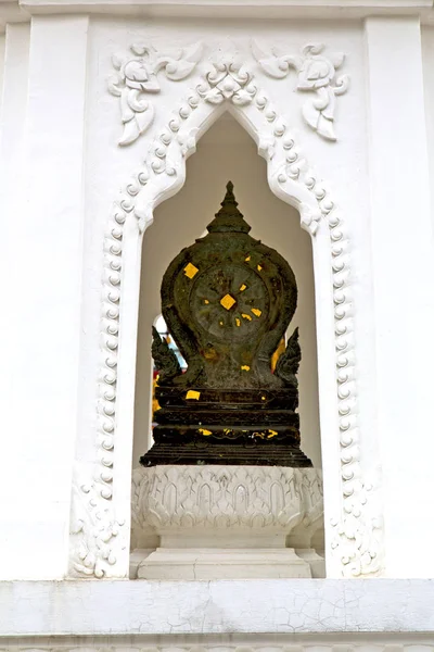 Ventana oro templo blanco — Foto de Stock