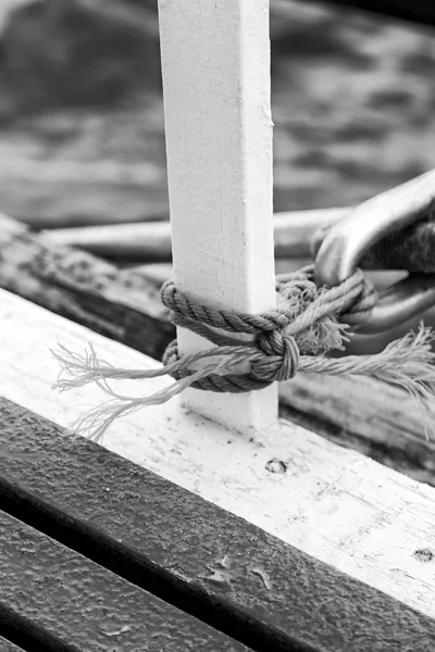 Une corde dans le yacht accessoire bateau — Photo