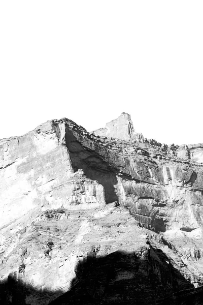 En Oman el viejo barranco de la montaña y el cañón el cielo nublado profundo — Foto de Stock