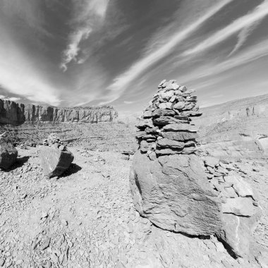 Umman eski dağ gorge ve kanyon derin bulutlu gökyüzü 