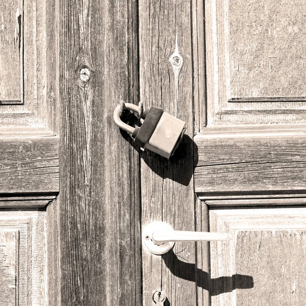 Drzwi wejściowe pozbawione farby w Włochy ancian drewna i — Zdjęcie stockowe