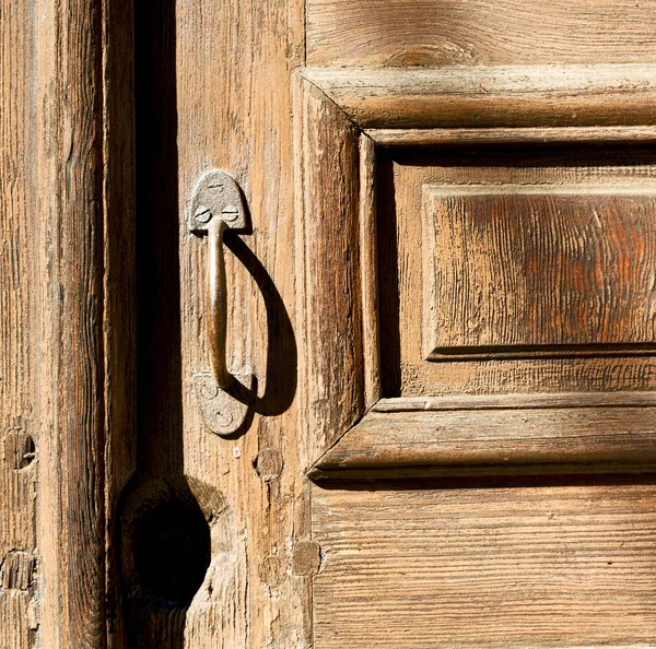 Puerta vieja y antigua casa de madera cerrada bisagra antigua — Foto de Stock