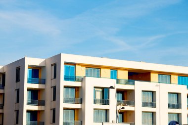 Fas Afrika eski yapılar ve kahverengi duvar c mavi pencere