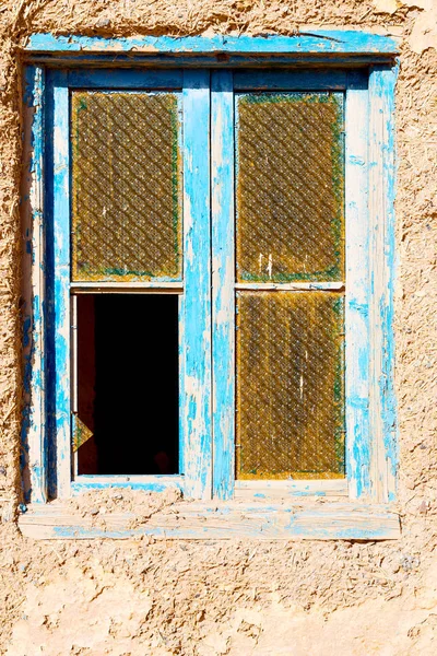 Janela azul em morocco áfrica construção antiga e parede marrom c — Fotografia de Stock