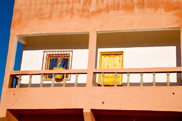 Modré okno v Maroku Afrika staré stavby a hnědé zdi c — Stock fotografie