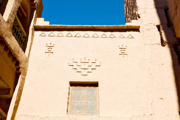 Ventana azul en Marruecos África antigua construcción y pared marrón c — Foto de Stock