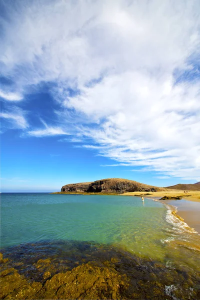 Nuageux eau lanzarote île mousse roche espagne paysage st — Photo