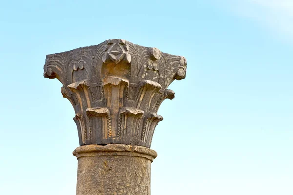 Antigua columna en el cielo de África historia y naturaleza —  Fotos de Stock