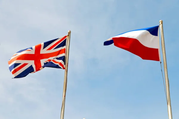 Macha Flagą Brytyjskiej Kolor Niebieski Niebo Fala — Zdjęcie stockowe