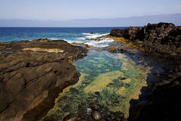 Costa de espuma em lagoa de espanha lanzarote — Fotografia de Stock