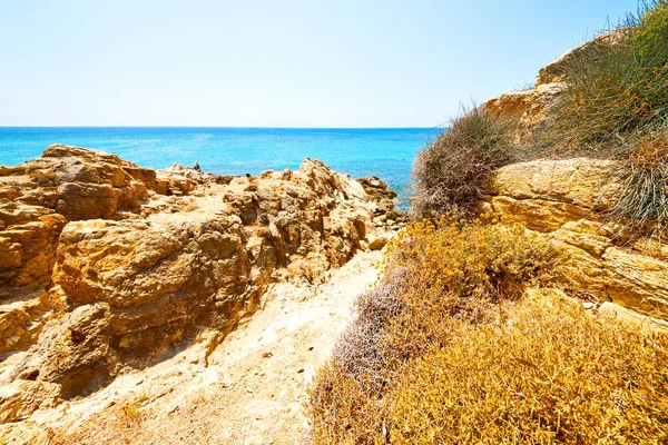 ギリシャ ミコノス島岩海とビーチの青い空 — ストック写真