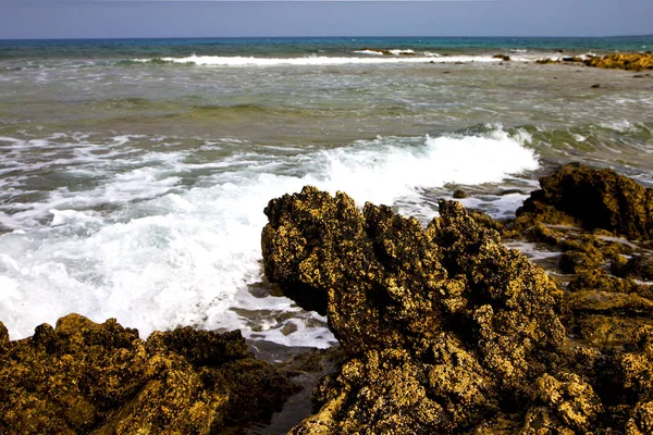 兰萨罗特岛岛岩石西班牙景观石天空云海滩水中 — 图库照片
