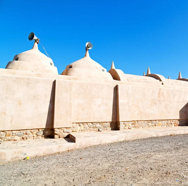 Σε Μουσκάτ του Ομάν το παλιό τζαμί μιναρέ και τη θρησκεία με καθαρό ουρανό — Φωτογραφία Αρχείου