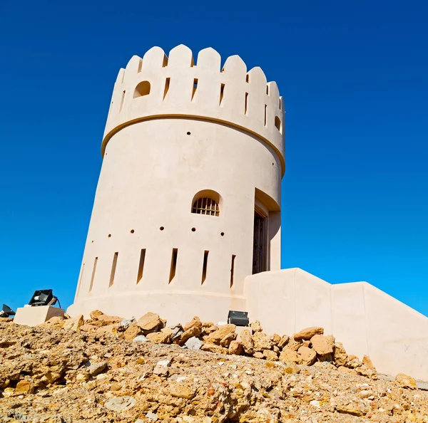 Ομάν Μουσκάτ ροκ παλιά αμυντικό οχυρό battlesment ουρανό και — Φωτογραφία Αρχείου